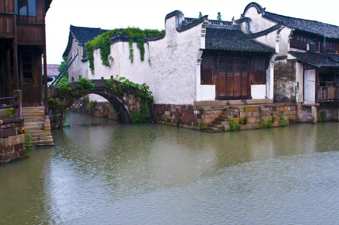 逃离洁白的宾馆